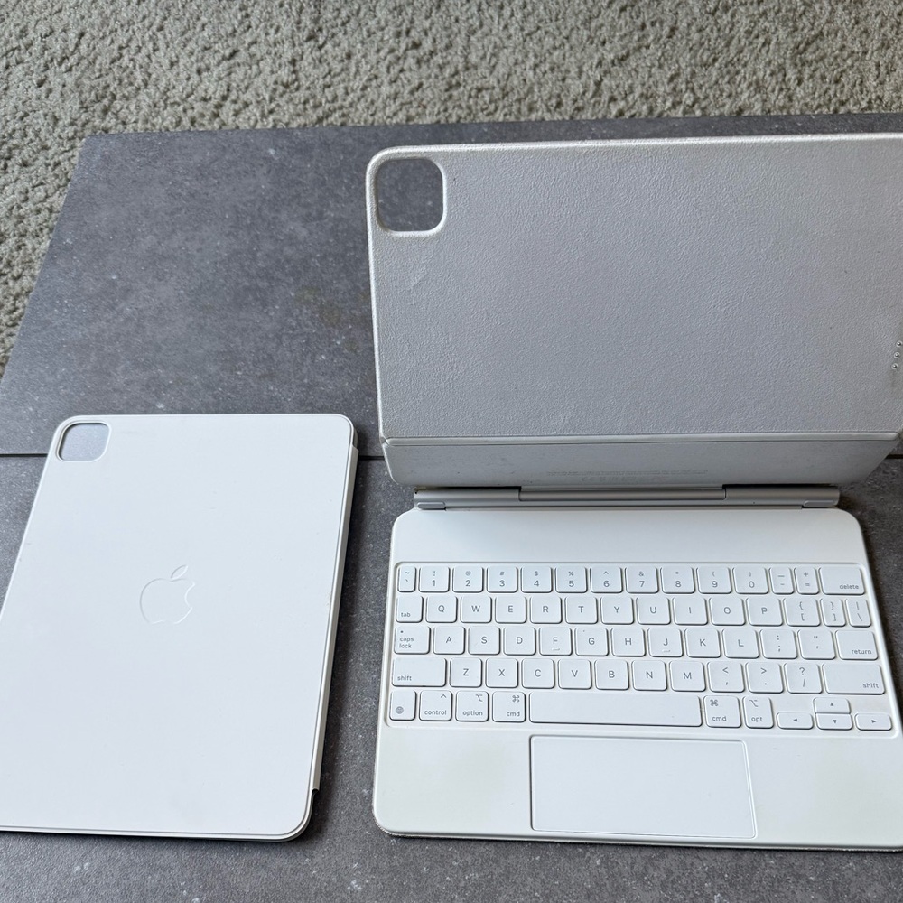 Apple IPad Pro 3rd Gen 2022 11” Magic Keyboard and Smart Folio bundle in white